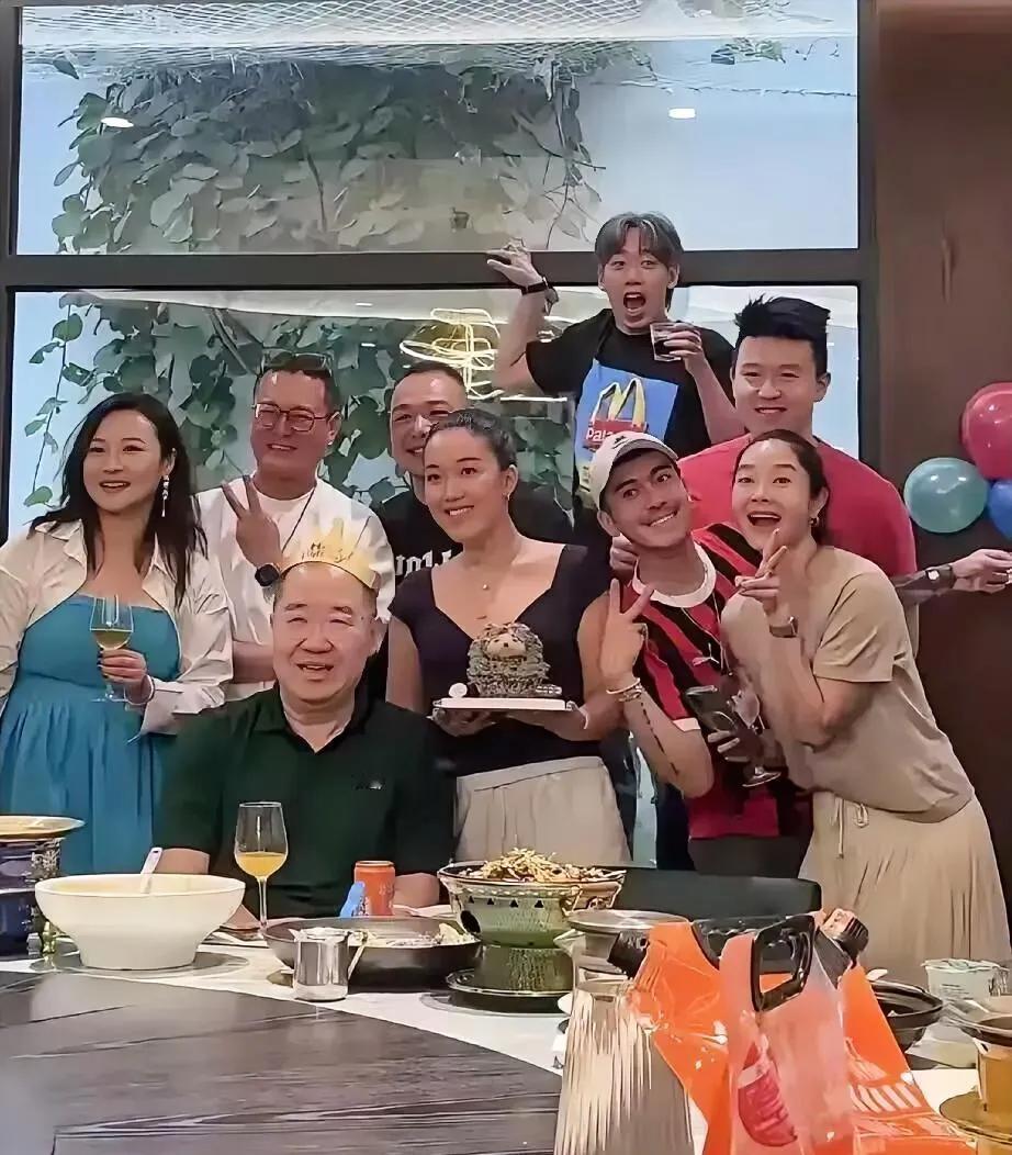 英达这下笑不出来了，
不是他又离婚了，
而是他办66岁寿宴，大儿子巴图没到场，2