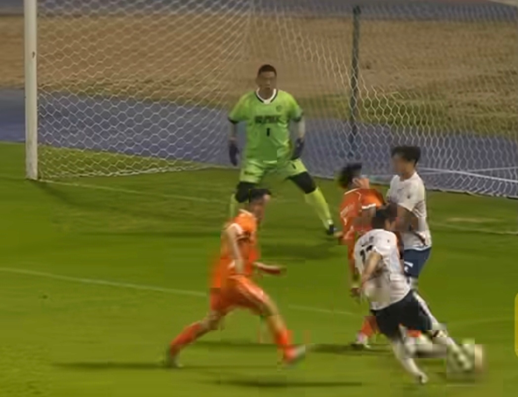 谁看了不说一句牛！快五十岁的年纪，跑起来、冲起来，那股子劲儿不输年轻人。生活嘛，