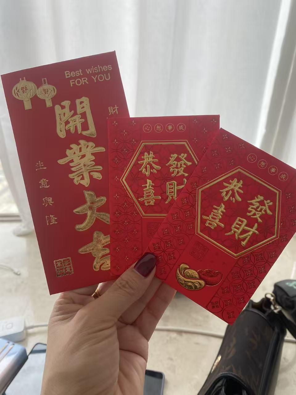 你遇到过这么好的老板吗？
开工红包发三个，
一个大的装50元，
两个小的各装20