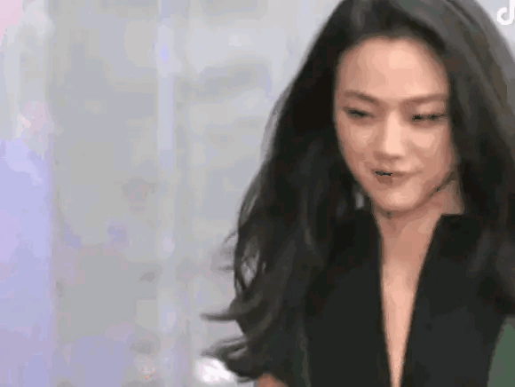 在韩国举办的百想艺术大赏上，没有韩剧特有滤镜的女明星们遍地都是普通人，韩国男星更