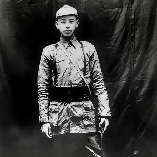 1949年，老红军黄明生返回江西宁都老家探亲，却四处找不到亲人了。最终，在当地干