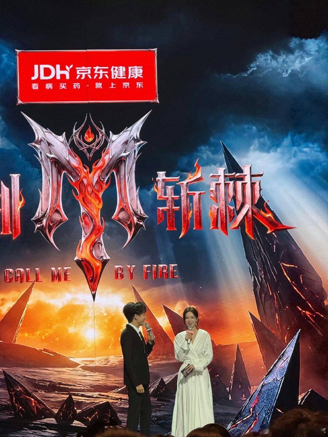 沈梦辰回应漂亮裙子配丑鞋 沈梦辰有趣回应穿搭梗，转头疯狂夸赞哥哥们舞台超绝。 
