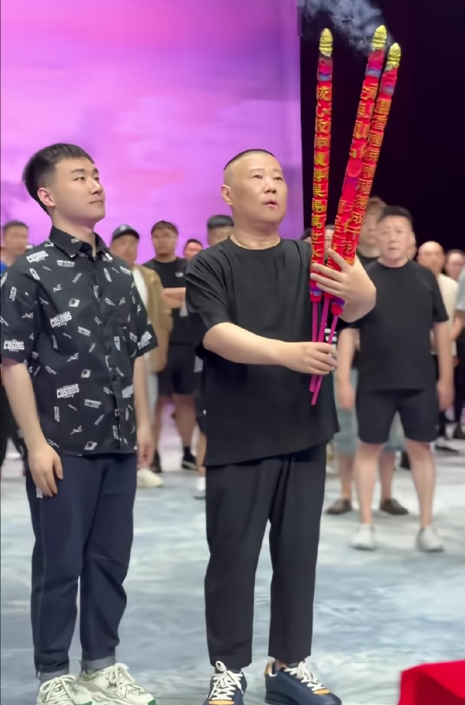 郭德纲老师是个尊重传统的大艺术家，济公活佛表演开始之前，三柱高香求演出顺利！有人