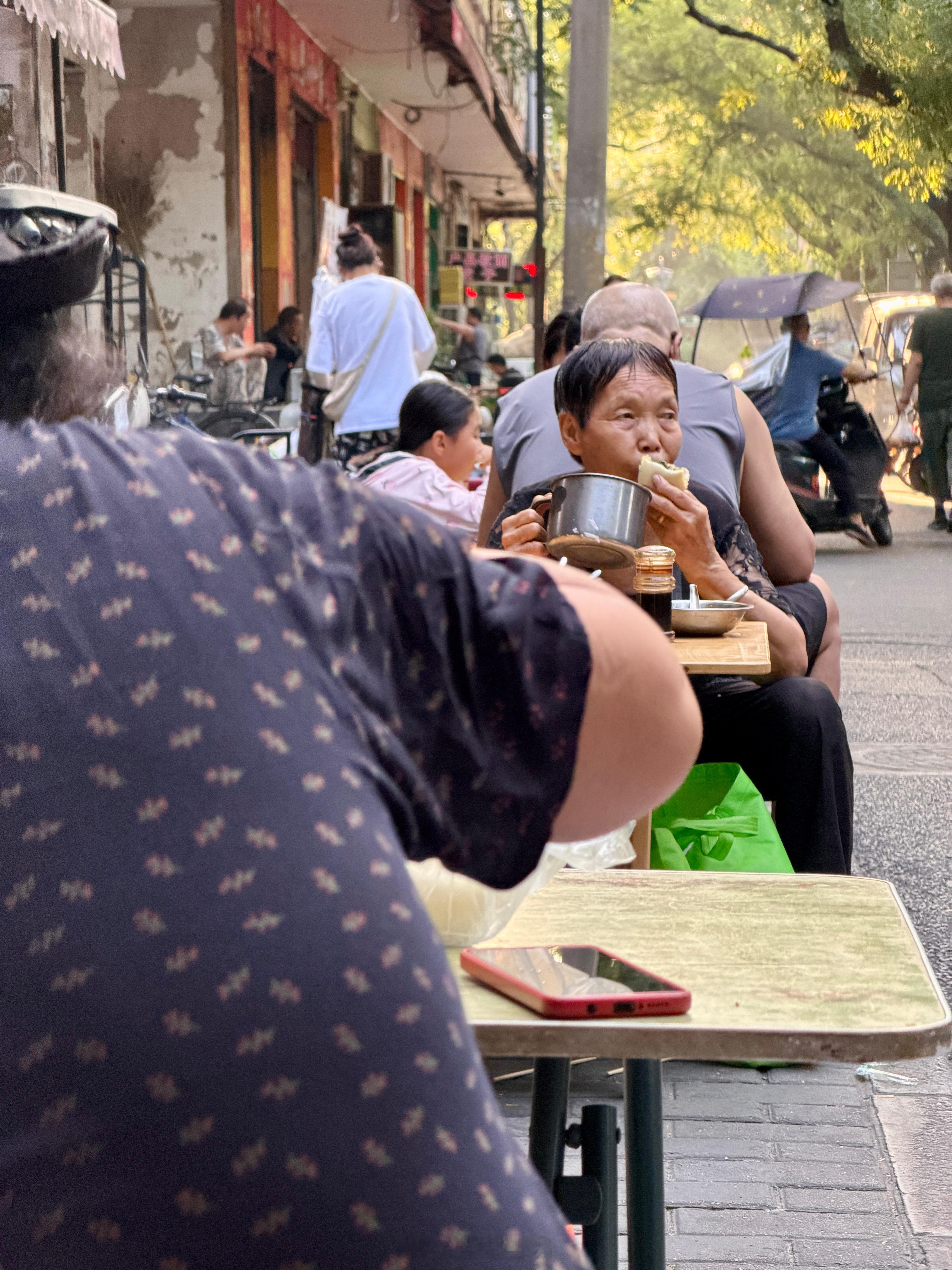 西安站前东七路，路北一排早餐店。一家河南人的牛肉胡辣汤，一家本地回民的肉丸胡辣汤