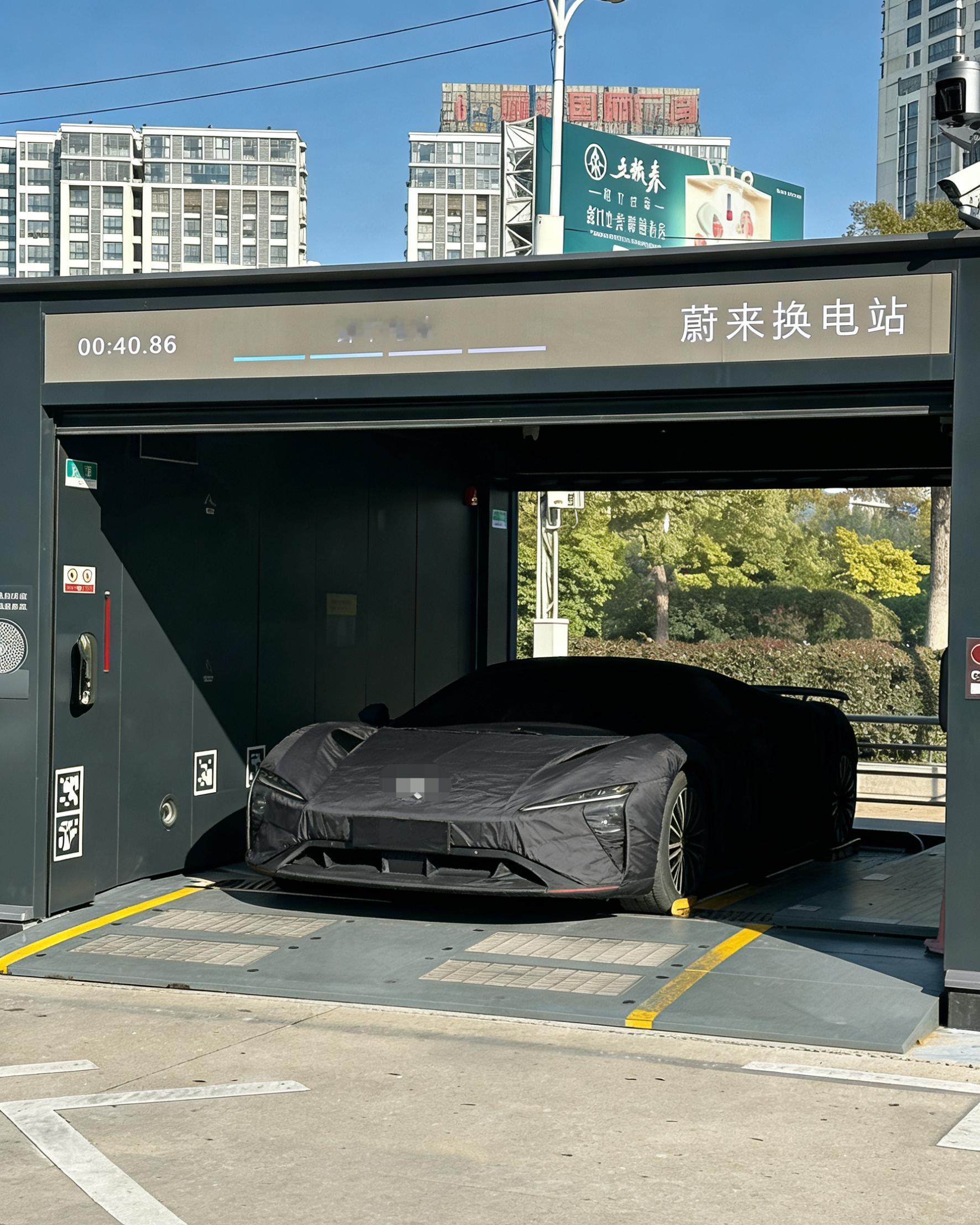 疑似蔚来神秘新车？这这，这是啥车在蔚来的换电站里？ 仔细看了下图片，轮胎是被固定