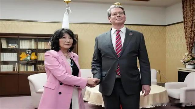 彻底慌了！39万亿美债濒临爆雷，贝森特施压完日本火速访华，求中国救命
 
当下的