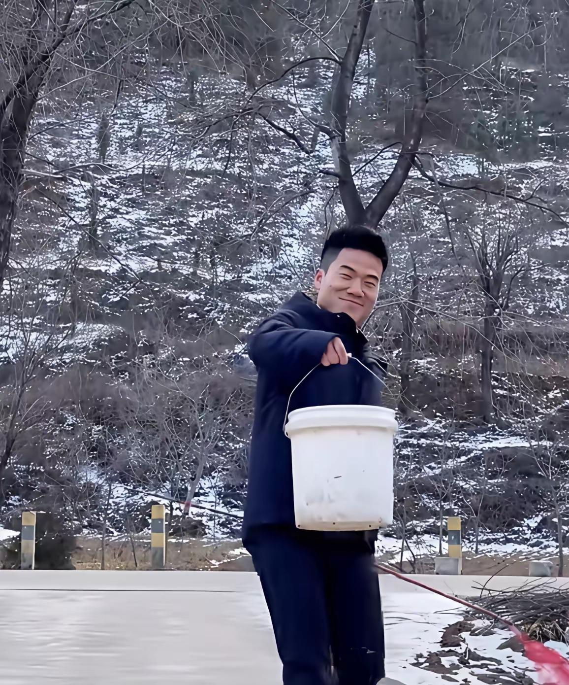 你以为董宇辉2025年销售200亿，涨粉1123万，助力各地农产品，花重金二次检