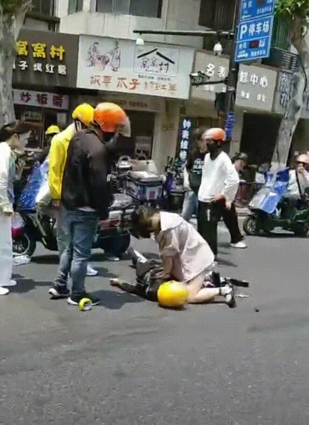 生死只在2分钟！杭州街头这一跪，看完整个人破防
 
谁都没想到街头突发的意外，能