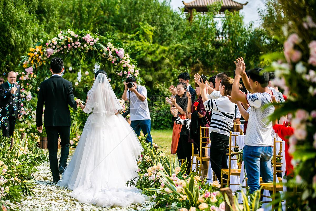 一位经济学家曾说：“现在最严重的问题，已经不是00后不结婚，90后不生娃，而是生
