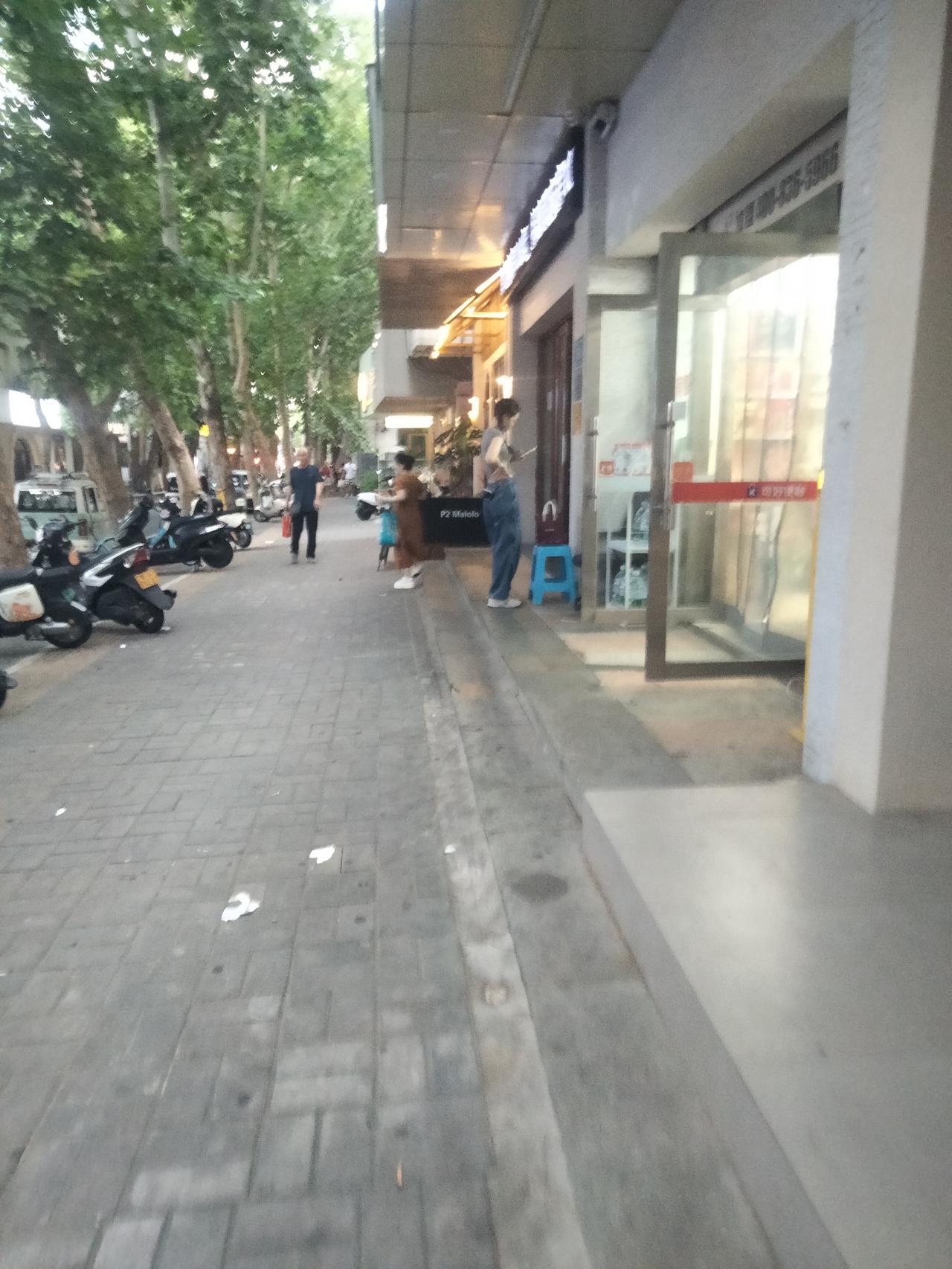 回忆总是在脑海里反复回放，那些夏日的温柔瞬间明明已经走远，可思念却始终不肯退场。