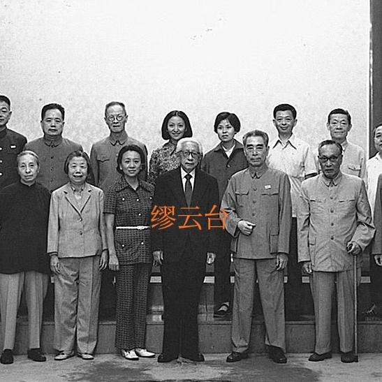 1973年，缪云台回国，一张罕见的合影，照片拍摄的地点在北京，前排居中的是周总理