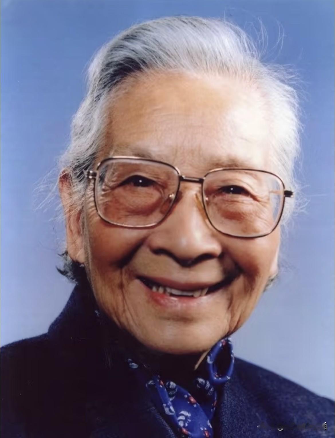 在毛主席故居，
雷洁琼先生提笔写下：
“公者千古，私者一时”。
为民者，千古流传