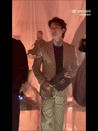 张晚意好像小混混大老板 ​​​