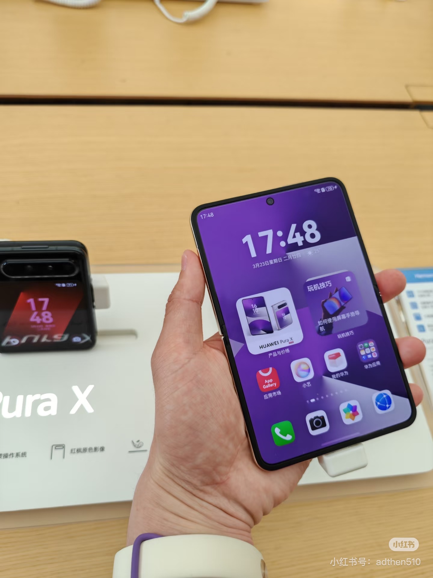 国产机先于苹果推出无痕折叠屏外国记者惊叹中国折叠屏无折痕技术国产机能折叠真的太好