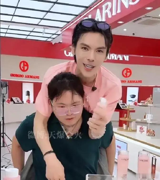 向佐向佑 兄弟破冰还是流量变现向佐向佑同框带货，我更愿意读懂背后为人父母的心意。