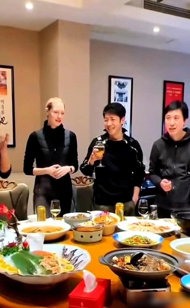 春晚后48小时，撒贝宁饭桌上嘴没停，妻子李白碗里的饭却凉了。
镜头前那个妙语连