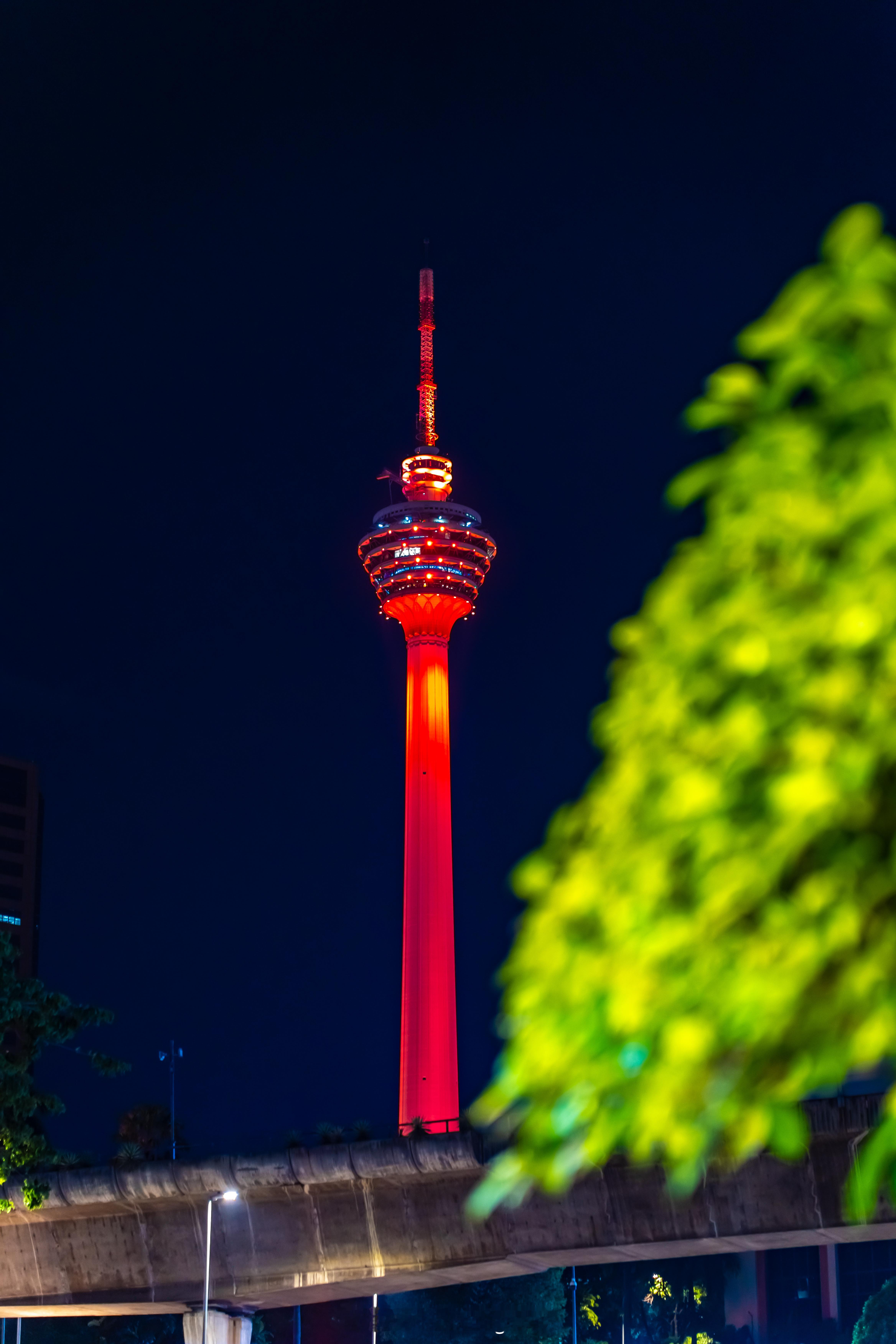 夜色下的吉隆坡塔，璀璨夺目的城市地标！每晚当华灯初上时，吉隆坡塔会进行灯光表演，