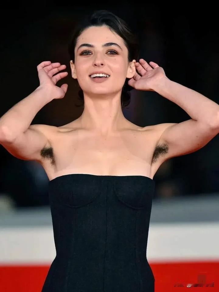 美国小姐姐走红毯拒绝腋毛羞耻