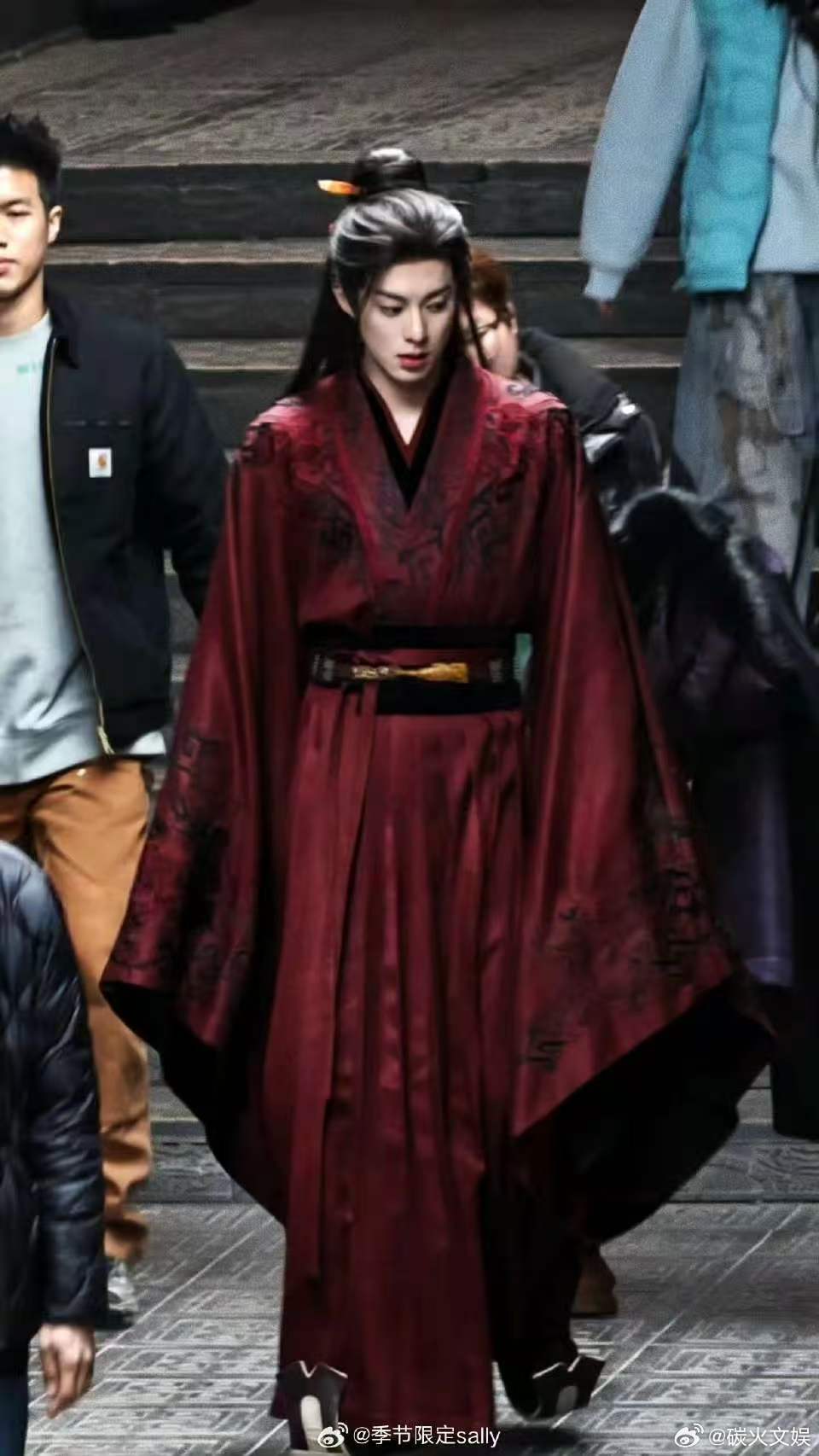 王鹤棣将门独后红衣造型王鹤棣将门独后红衣look王鹤棣将门独后红衣造型，不错不错