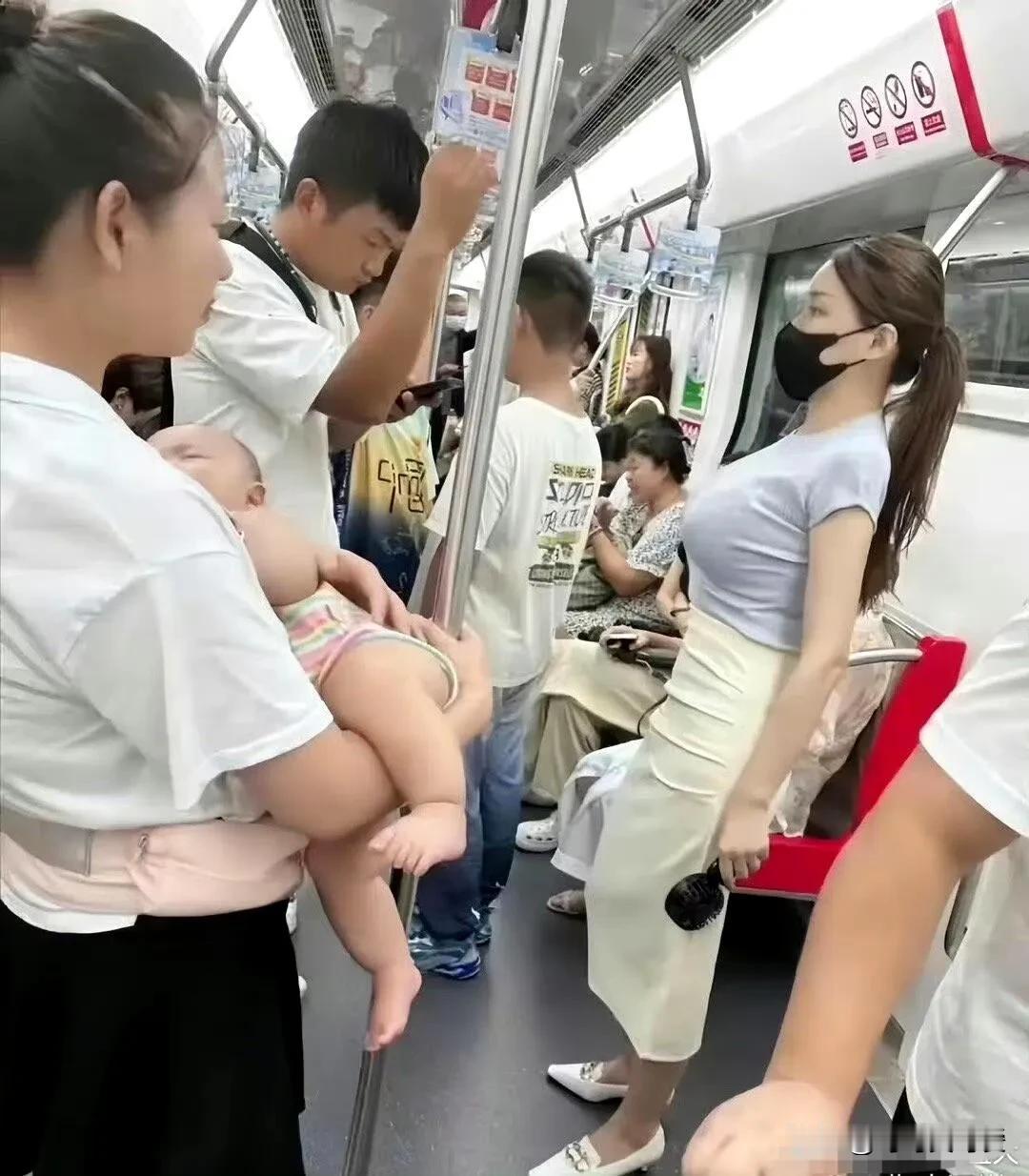地铁上，一位妈妈抱着孩子急需座位，周围的人低头看手机，或望向窗外，是大家真的没发