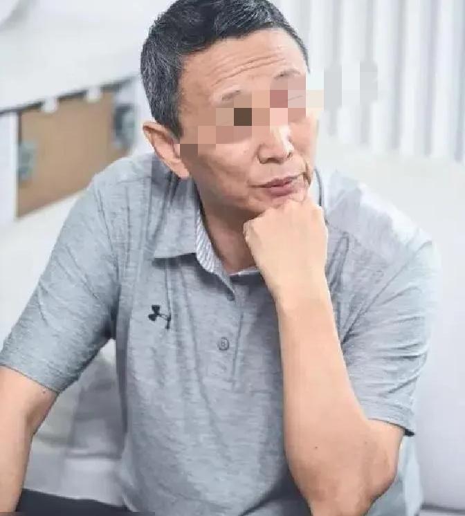 62岁的丛珊，每两个月就要飞一次巴黎。
她不是去度假，是在儿子伍迪的公寓里，把地