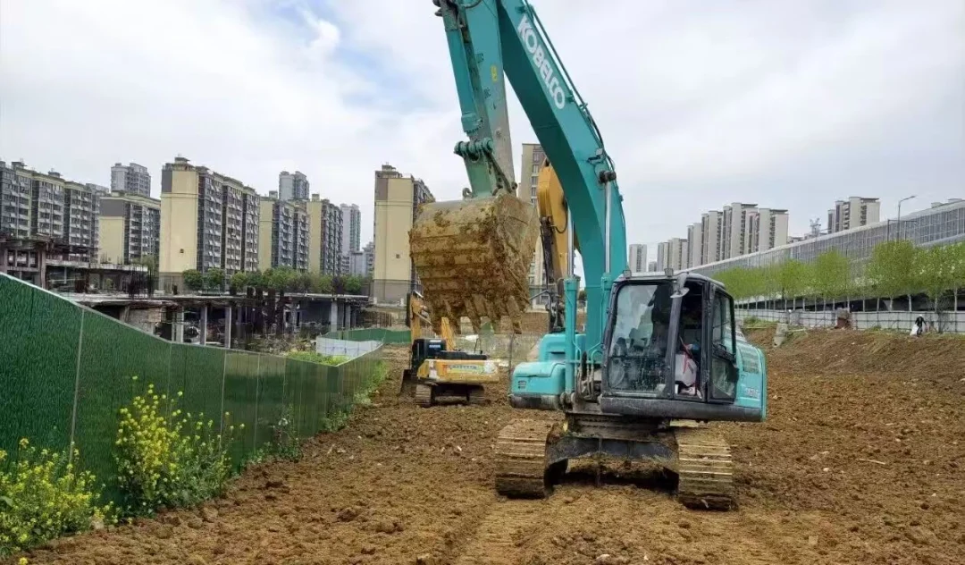 新站区正荣中心这是要复工了吗？