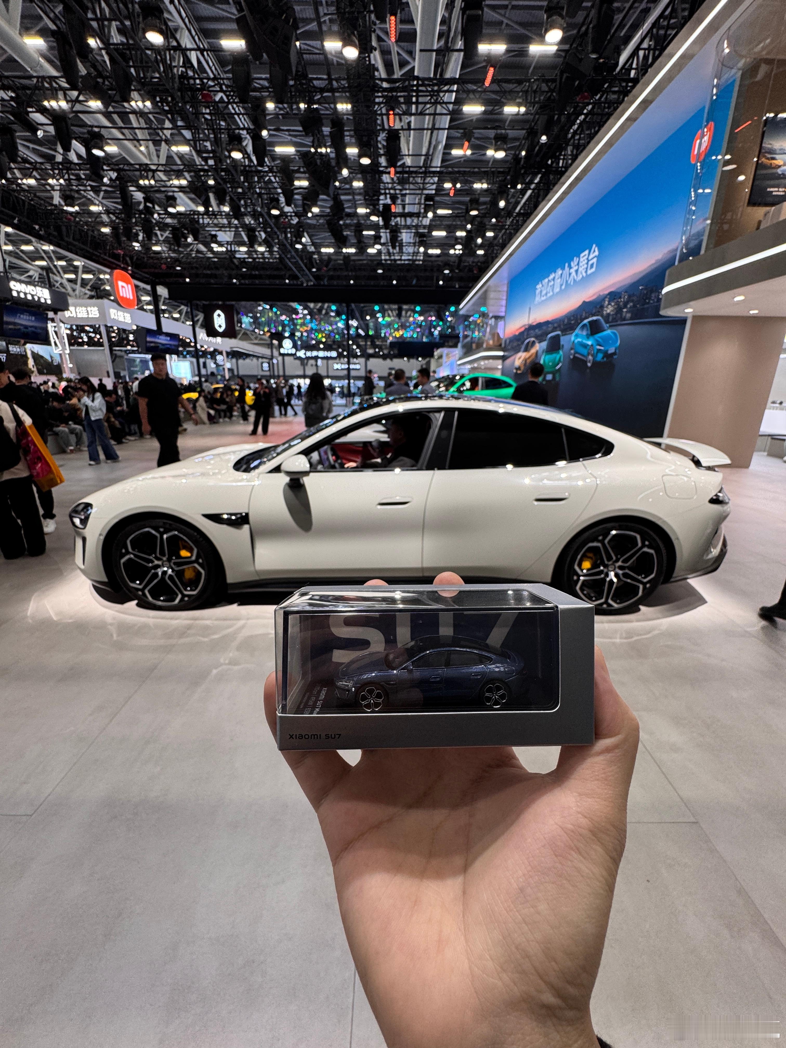 小米的车模好像并没有很难抢，展厅的人流也不算特别多，侧面说明人气有所减退。也是好