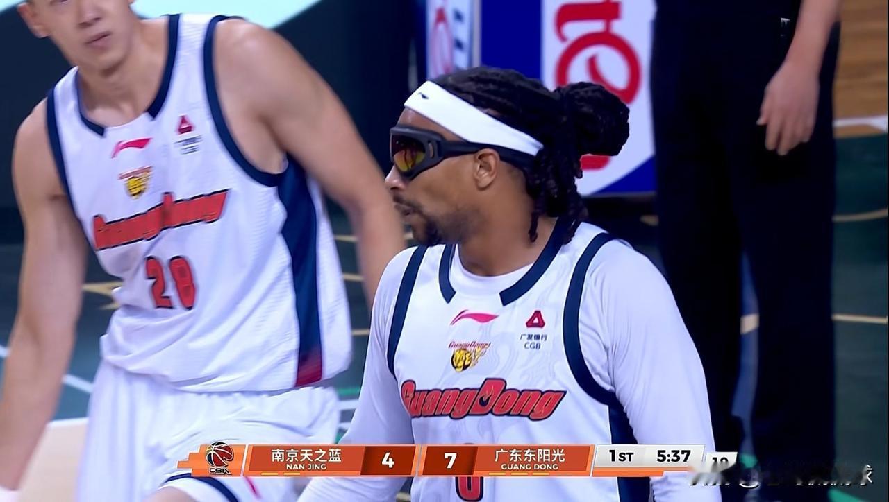 广东东阳光外援萨林杰真是手感冰凉！在今天进行的广东东阳光和南京天之蓝的比赛中，目