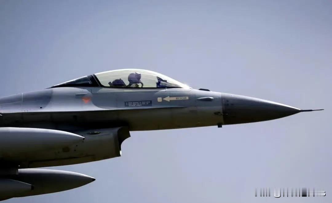 乌F-16战机首次击落Su-35 创历史性战果

据美国最高军事将领透露，一架乌