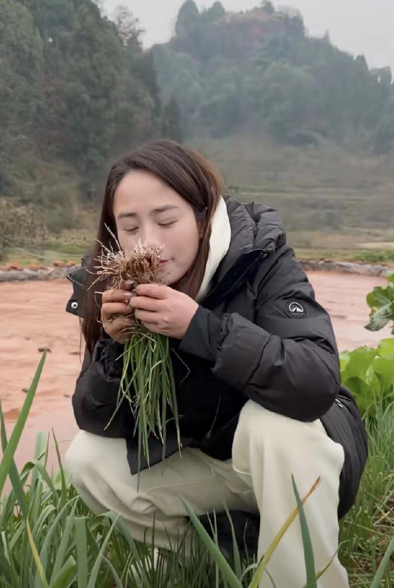 刚开始认识小妹儿的时候，就是小二娃之前做五百年前的至尊宝那个账号。印象深刻的就是