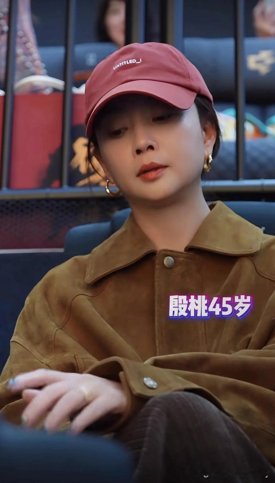 有一种美叫45岁的殷桃！“棕色夹克+棕色裤”配色深浅不同更高级