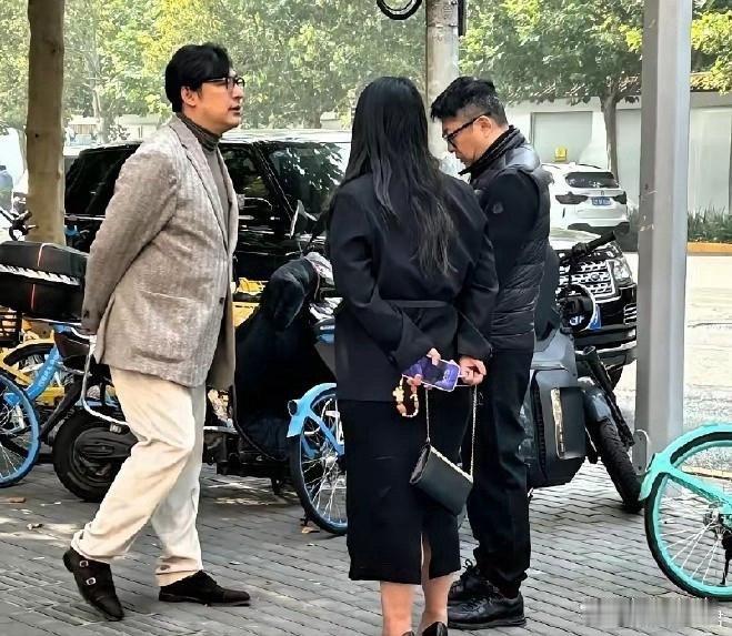 网友在北京街头偶遇李湘王岳伦，两人离婚后相处得好和谐， ​​​