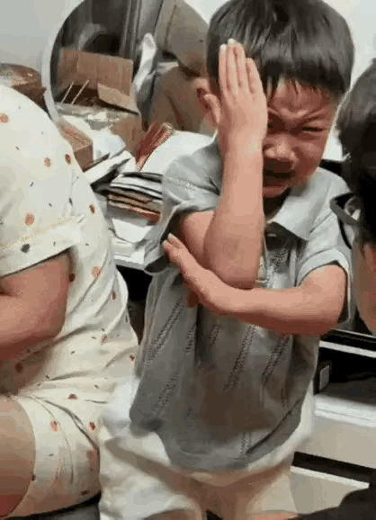 孩子已经出离愤怒了，即将使出他认为最厉害的招数。 