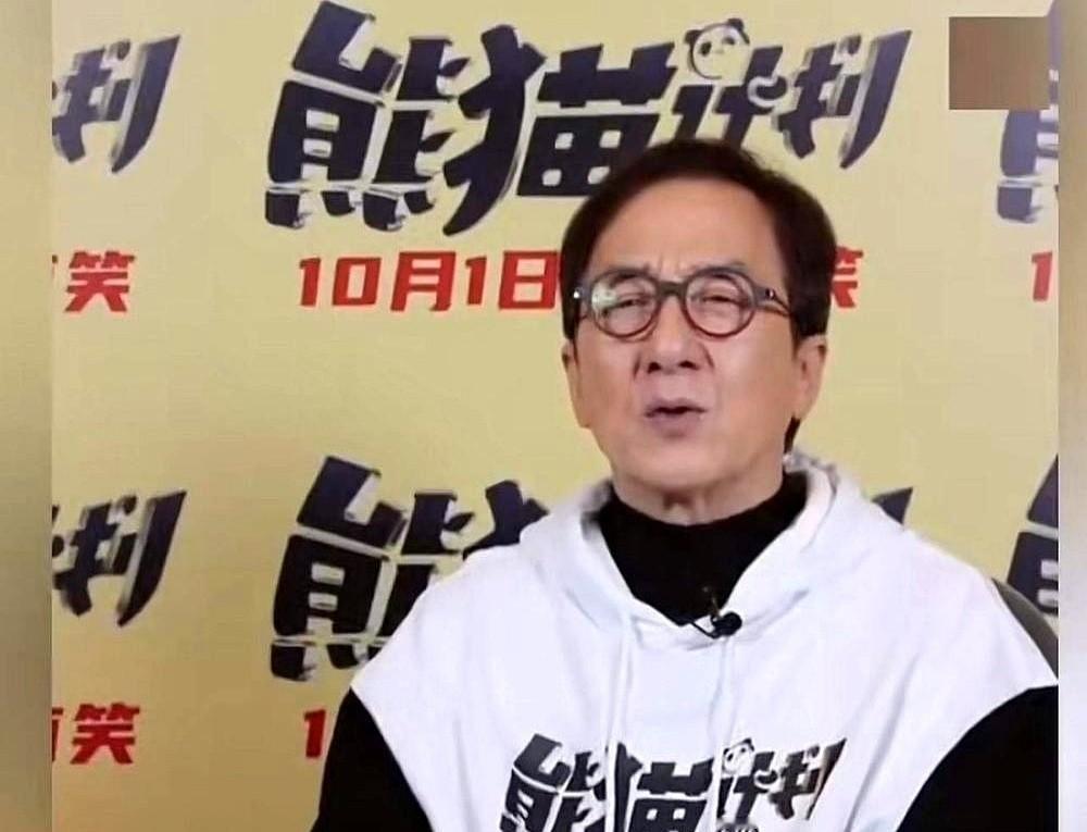 72岁的成龙说，自己现在的生活“很无聊”——可以睡二十个小时，一起来之后扫地吸尘