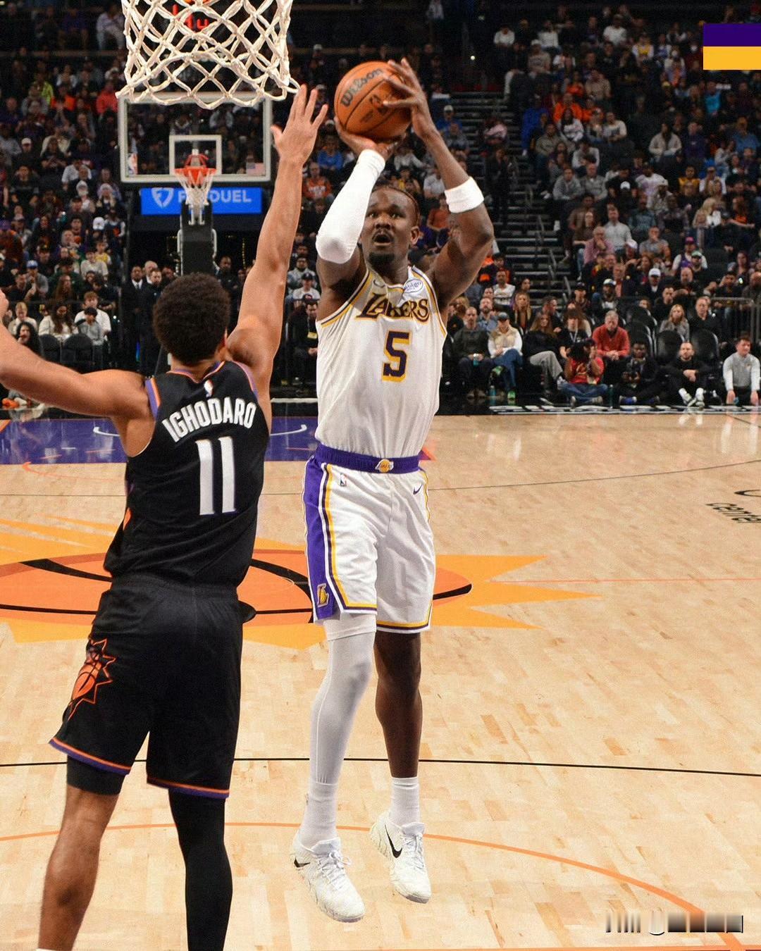 湖人的比赛就是有节目啊，第四节领先20分都能瞬间被反超，最后靠詹姆斯罚球才得以1