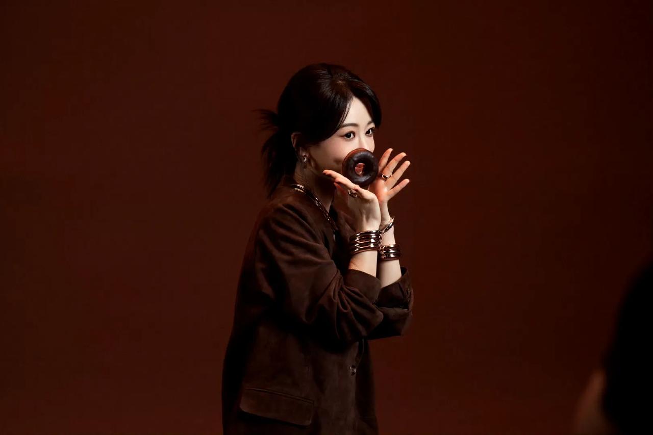 杨紫最新物料有！“星芒交叠，错落点缀✨一组杨紫照片解锁拿铁味儿的秋天”[送心][