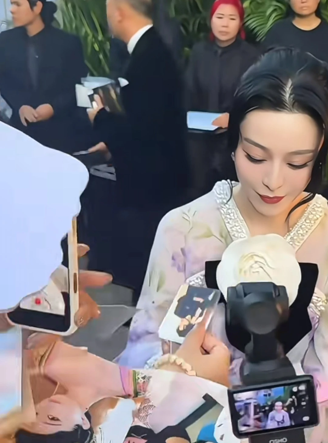 现在也就她出去会被人要签名