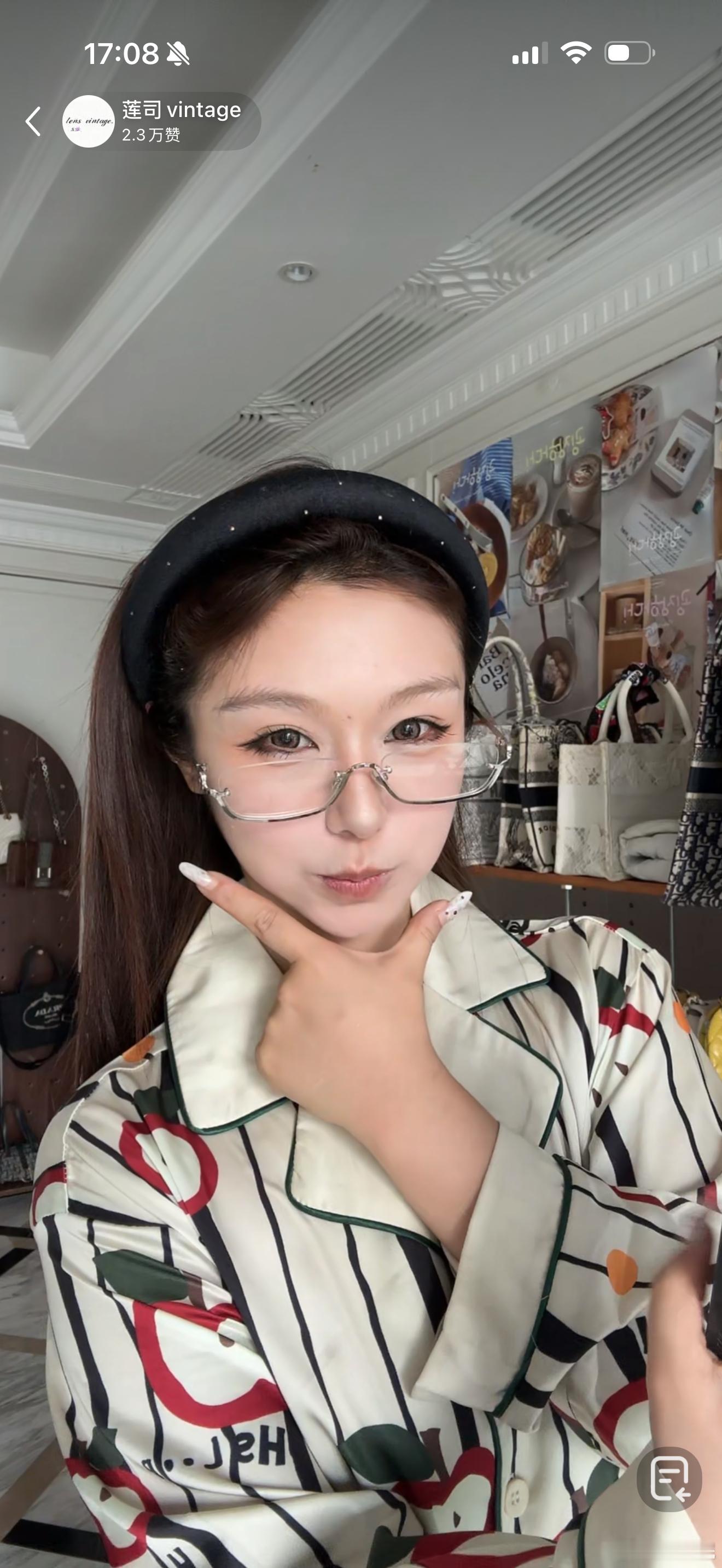 我宝儿看中我的眼镜，直接来我啵间拍了一个八千多的包，直接装进去送她了。这就是我大