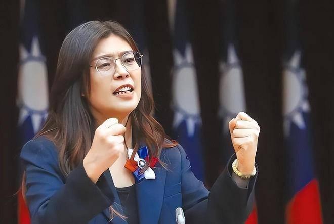 这是与她入国民党前曾是民进党一员，对这两党派观点都有过从对立面角度观察与研究，较