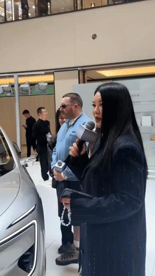 李湘回应换车原因李湘大大方方讲述换车追星缘由，这份对热爱的执着超赞。在奔赴热爱中