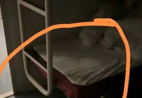 “太恶心了！”河南一位女孩坐卧铺火车，半夜在下铺睡得正香，一个陌生男子竟直接蹭到