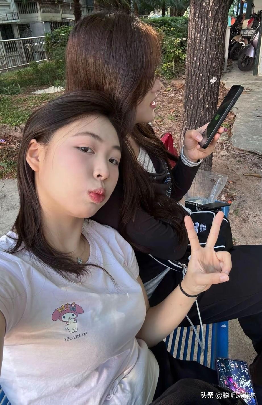 和闺蜜一起享受阳光和美好时光！