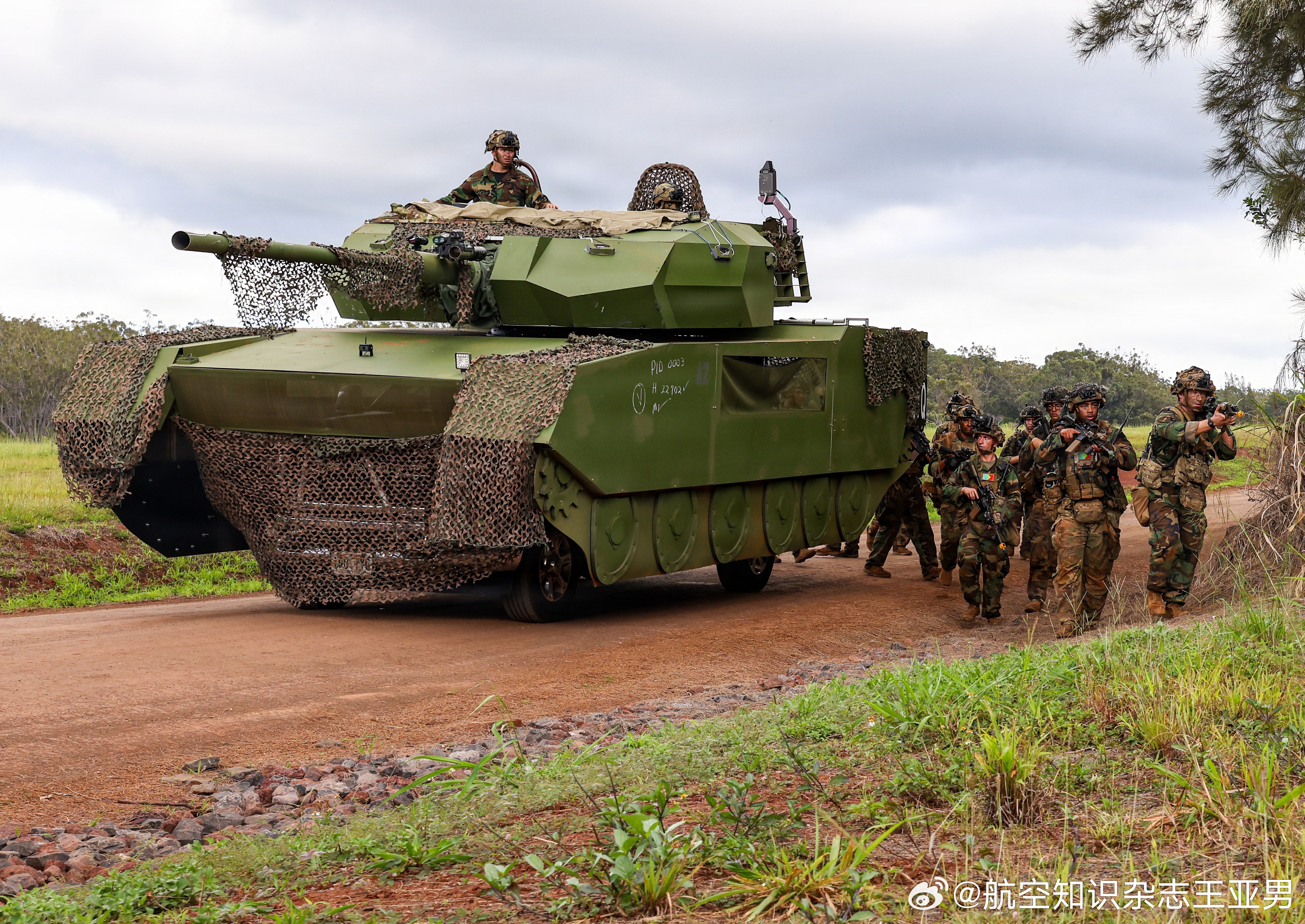 #航空创作计划# 有时候假的确实比真的好。财大气粗的美国人，在军演上也会使用一些