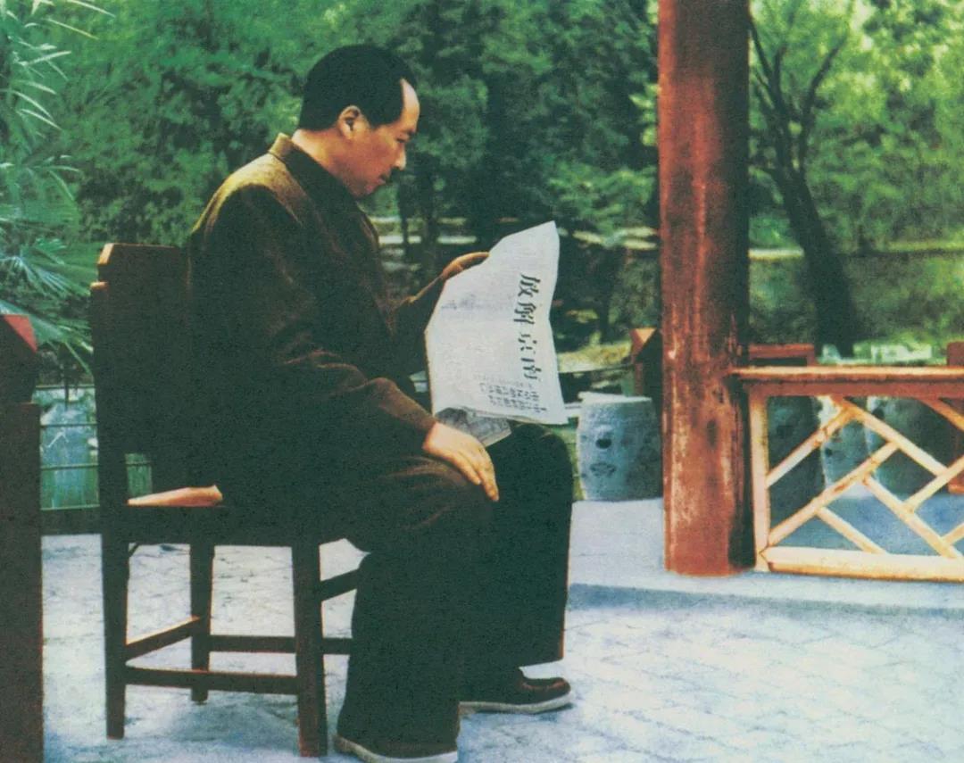 1949年，北平香山双清别墅，一张黑白照片记录了真实的历史瞬间。毛主席坐在院内的