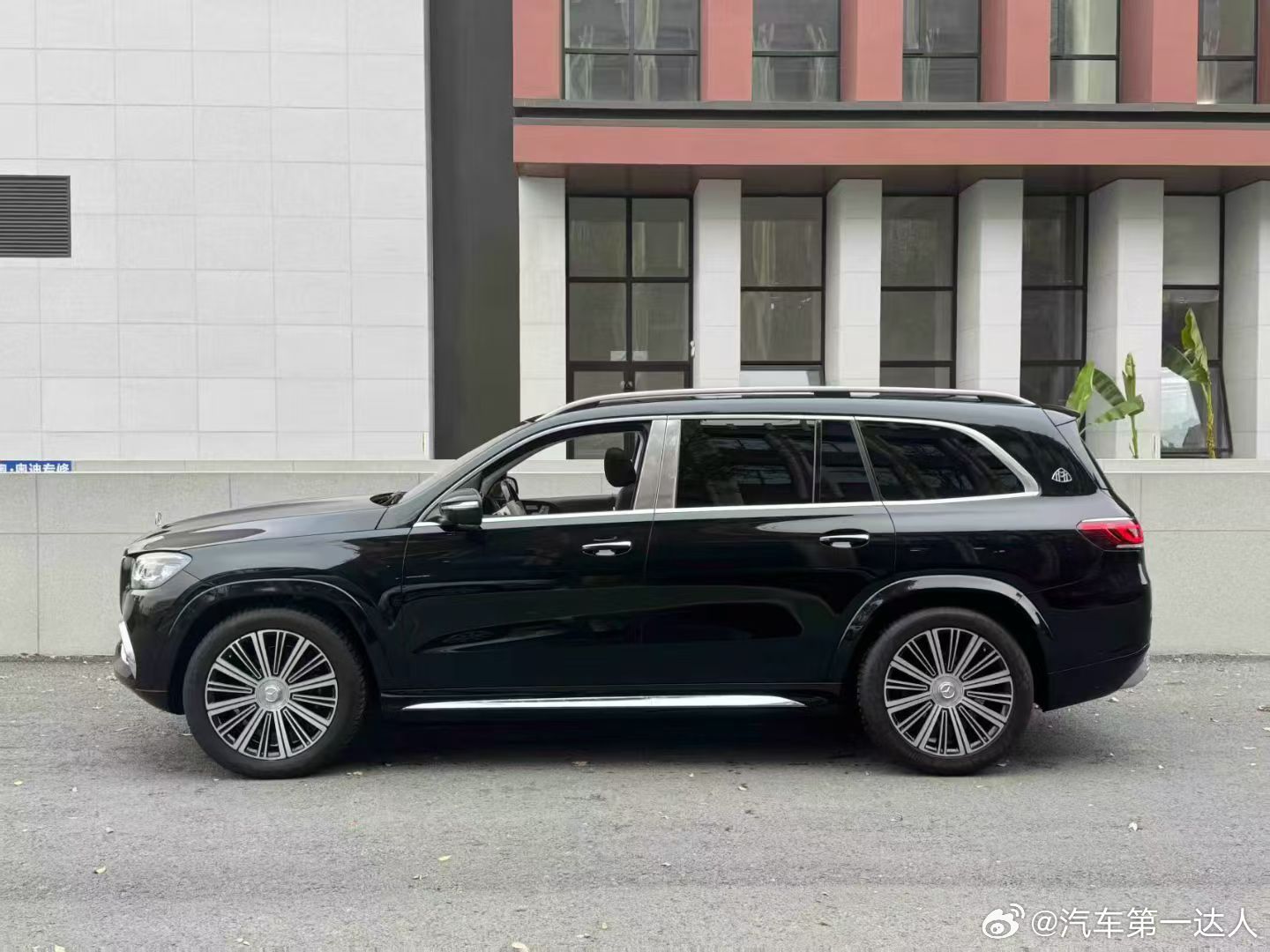 迈巴赫 GLS600 礼乐版，高定版配色，特殊配置 