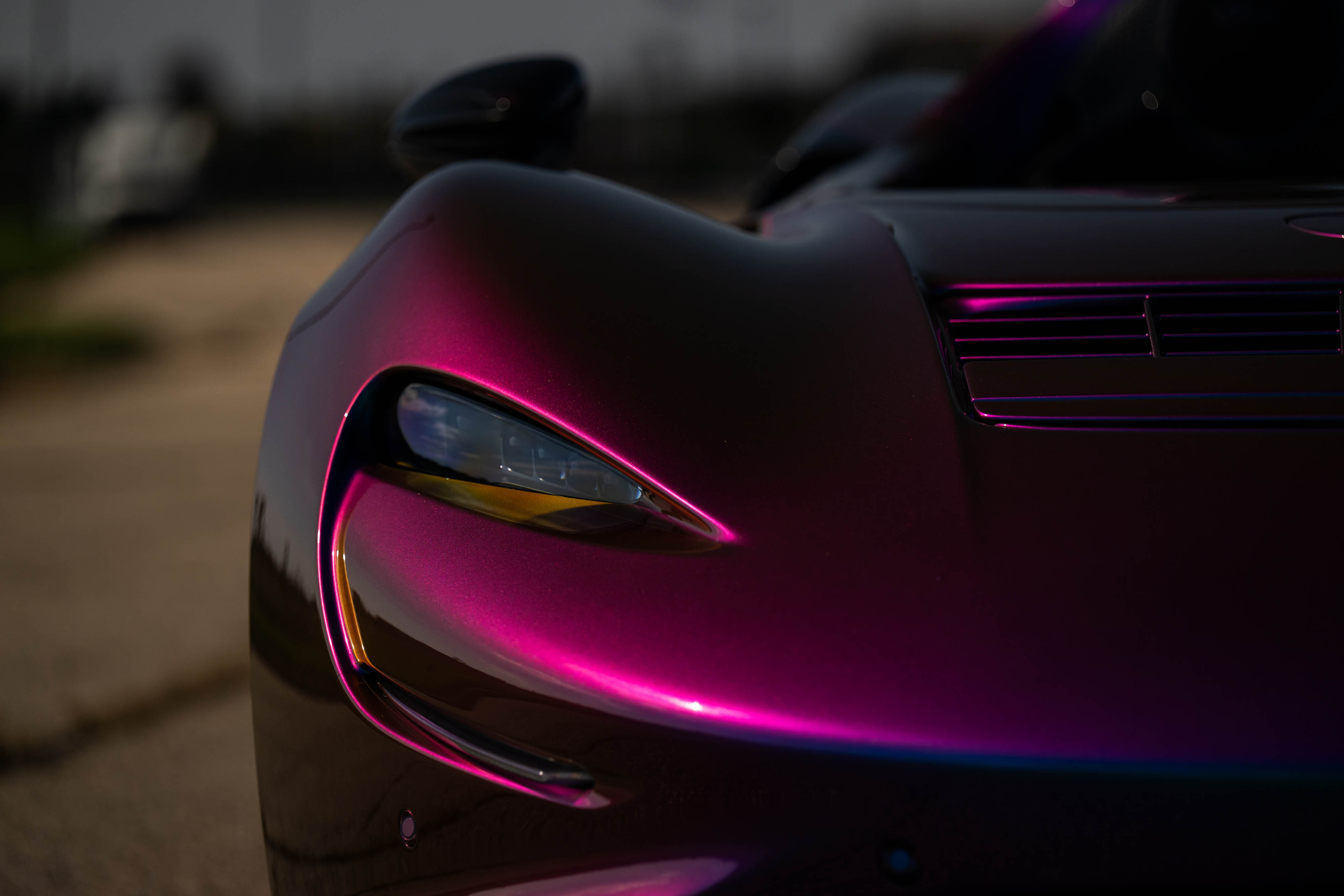 McLaren Elva搭载 4.0 升双涡轮增压 V8 发动机，产生 815 