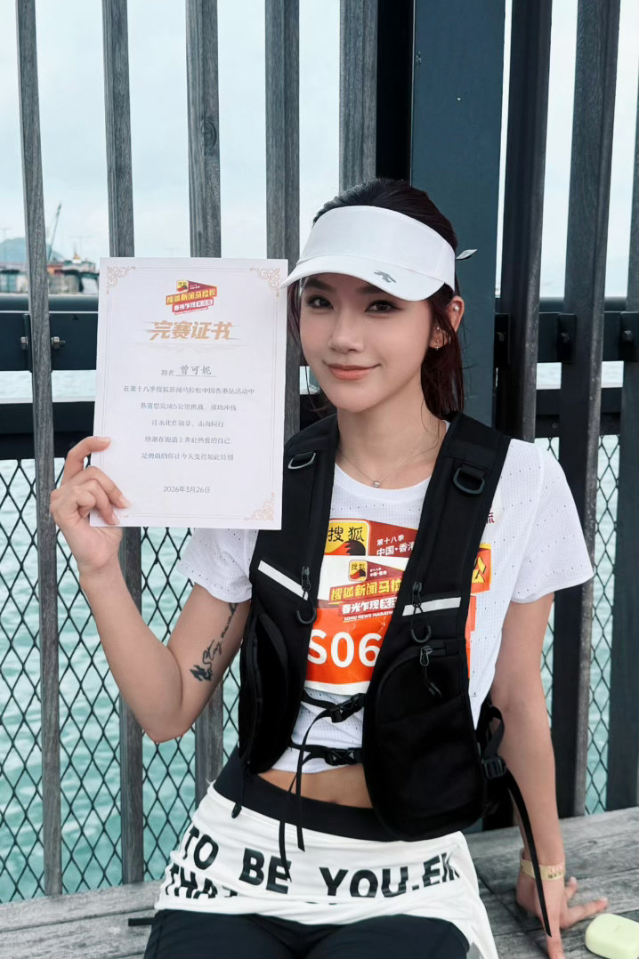 曾可妮五公里完赛粉丝打车追跑曾可妮曾可妮活力冲线超飒，粉丝跑不动就打车应援超可爱