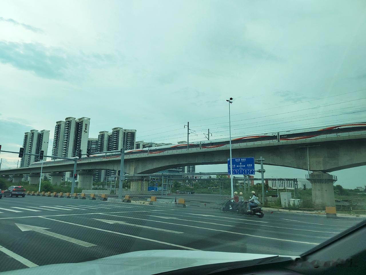 8月29日傍晚经过湛江海川大道，在华发新城路段附近的红绿灯🚥前，刚巧遇到广湛高