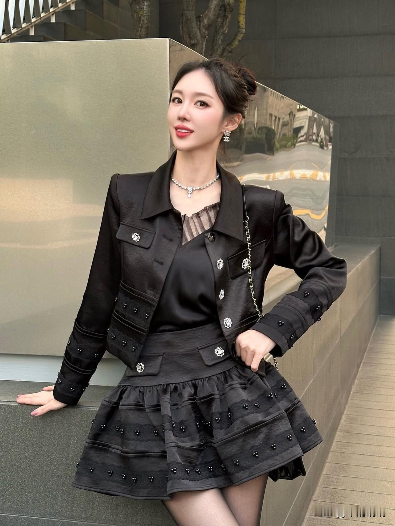 黑丝配黑裙女孩子怎么穿搭既时尚又好看? 穿瑜伽裤出街，什么感觉 你心中的顶级美女