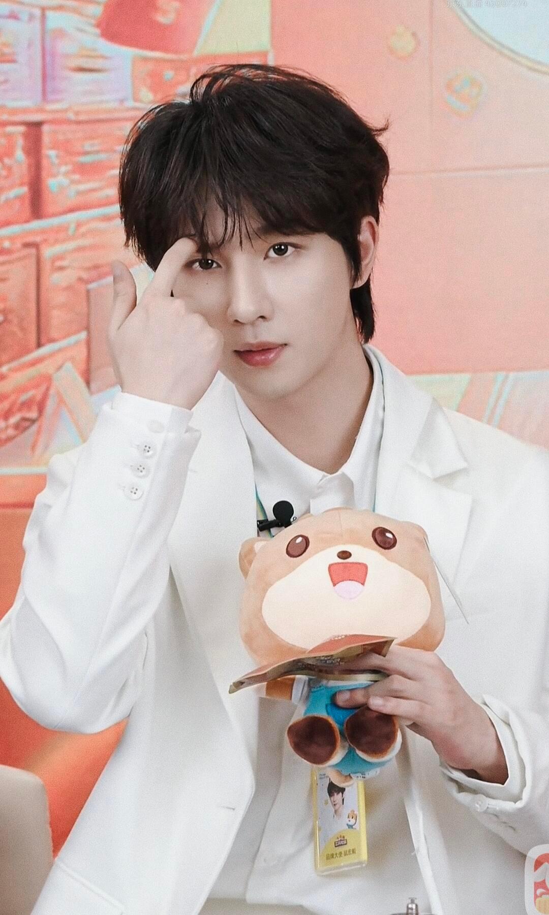 李宏毅  今日品牌直播截图生图直出就超帅的小王子